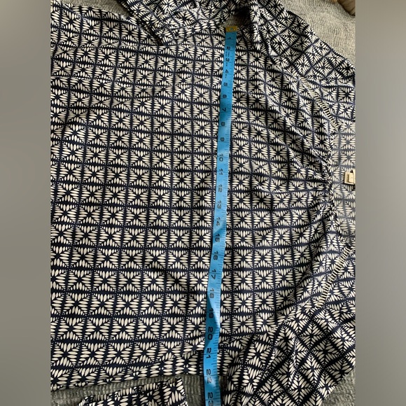 3/$20 J. CREW Long Sleeve Pullover Blouse Hi-Low Curve Hem Eyelet Accents Large - Picture 7 of 14